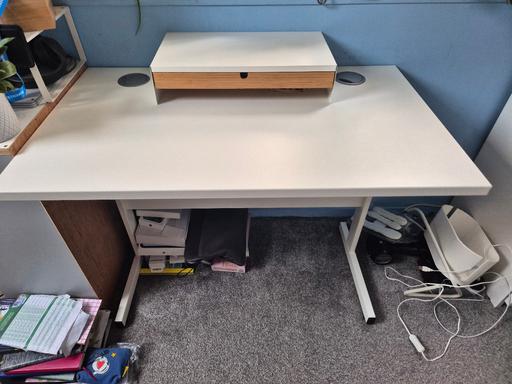 Buy & Sell Bilston Wolverhampton - Photos for white desk with additional stand