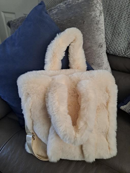 Buy & Sell Heeley Sheffield - Photos for brandnew bucket style fur bag