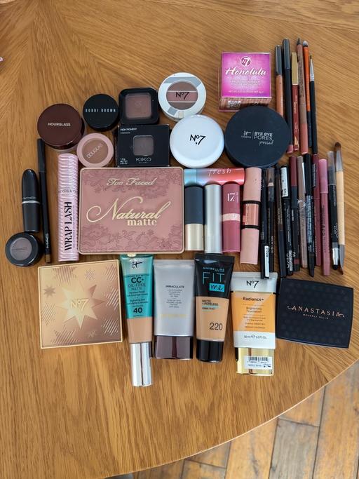 Buy & Sell Hook South West London - Photos for Almost new and swatched make-up bundle