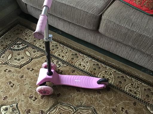 Buy & Sell Essington Wolverhampton - Photos for Pink scooter