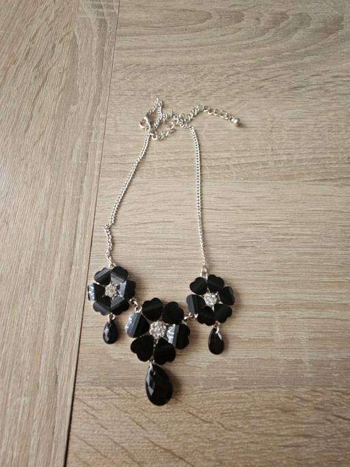 Buy & Sell Newton Doncaster - Photos for Flower necklace..NEW