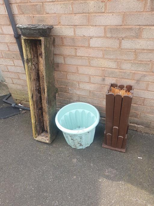 Buy & Sell Pensnett Dudley - Photos for 2 Wooden Planters , Large Pot & Bird Bath. rw