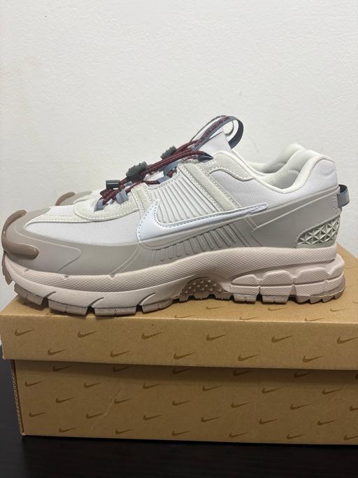 Buy & Sell Bold Heath Saint Helens - Photos for Nike vomero roam