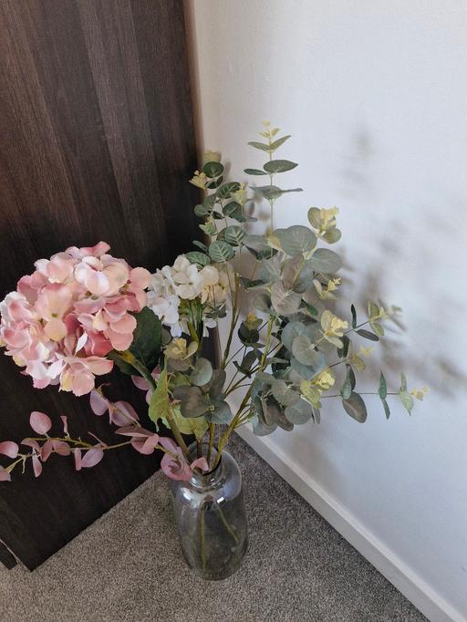 Buy & Sell North Anston Rotherham - Photos for LARGE GLASS VASE WITH FLOWERS/EUCALYPTUS STEM