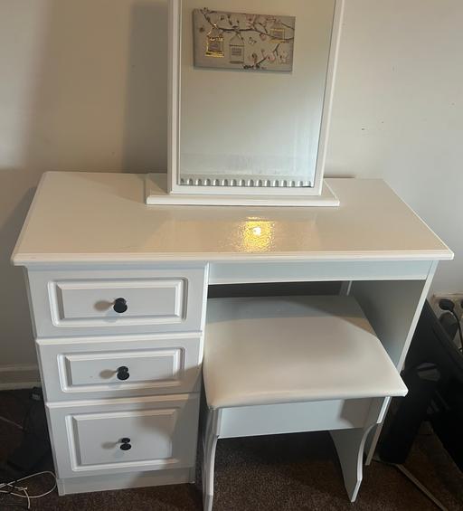 Buy & Sell Quinton Birmingham - Photos for Desk with stool and mirror £40