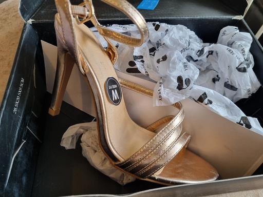 Buy & Sell Addington Village Station South East London - Photos for Very gold heel sandals size 5 new boxed £12