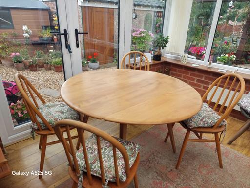 Buy & Sell Yew Tree Estate Sandwell - Photos for Dining Table and Chairs