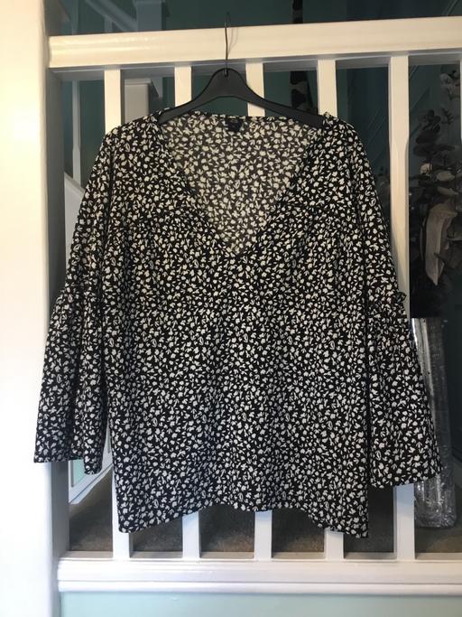 Buy & Sell Bentley Walsall - Photos for River island top 12