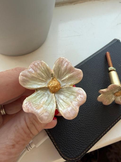 Buy & Sell Ocean Village Southampton - Photos for Beautiful painted metal flower door knobs