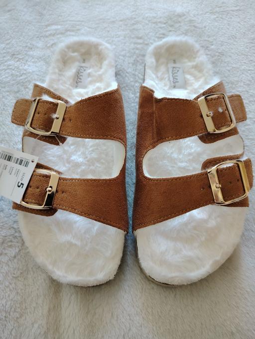 Buy & Sell Trowbridge Wiltshire - Photos for NEW fluffy sandle/slippers size 5