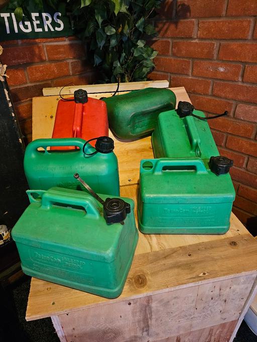 Vehicles Whittington Lichfield - Photos for 6 x Fuel ⛽️ Cans