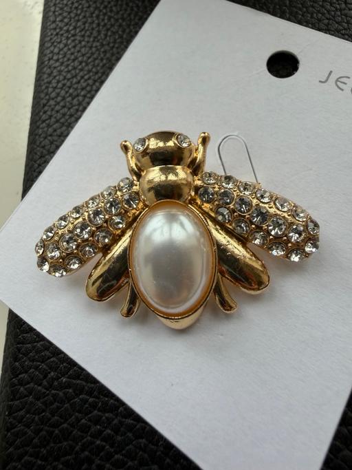 Buy & Sell Ocean Village Southampton - Photos for Pearl effect Bee brooch