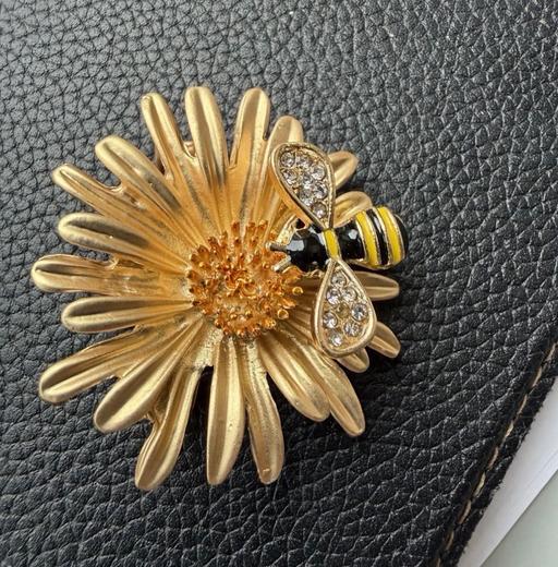 Buy & Sell Ocean Village Southampton - Photos for Bee and flower brooch