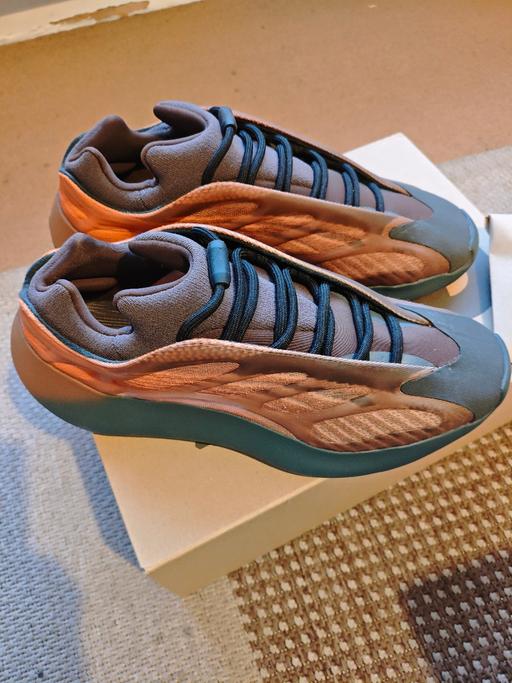 Buy & Sell Greenford Ealing - Photos for Adidas Yeezy 700 V3 Copper Fade UK size: 10