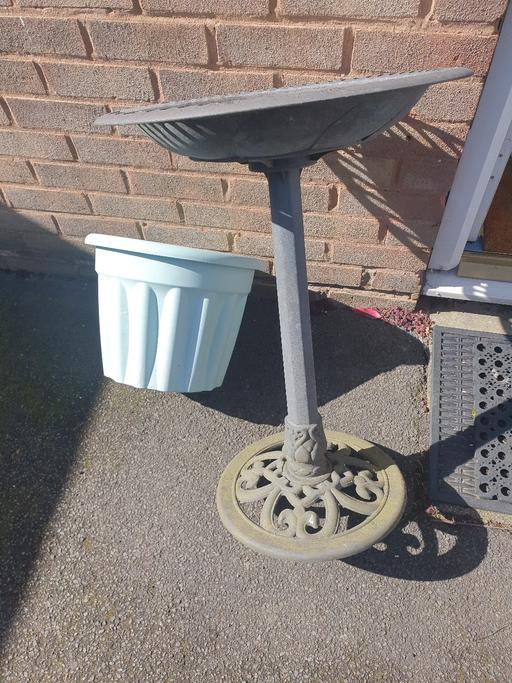 Buy & Sell Gornal Wood Dudley - Photos for Resin Birdbath & Large Light Blue Pot , Good