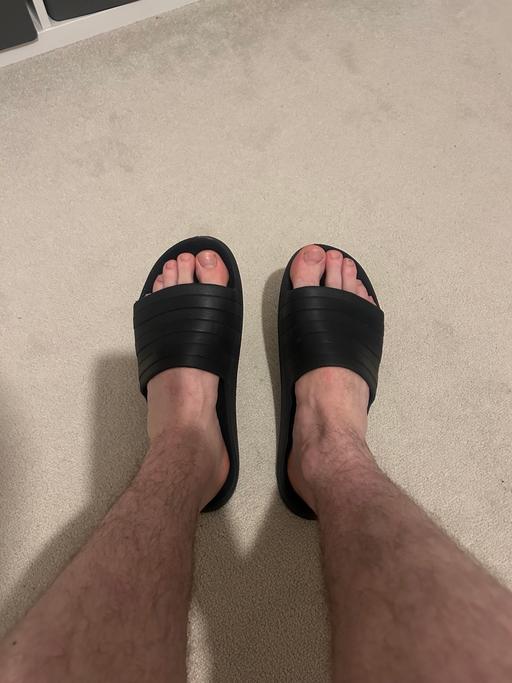 Buy & Sell Chelsea South West London - Photos for Men’s worn adidas sliders