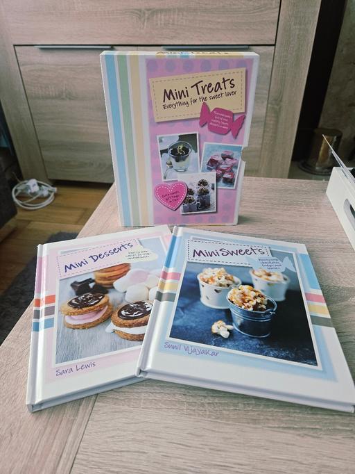 Buy & Sell Newton Doncaster - Photos for Mini treats cook books..NEW
