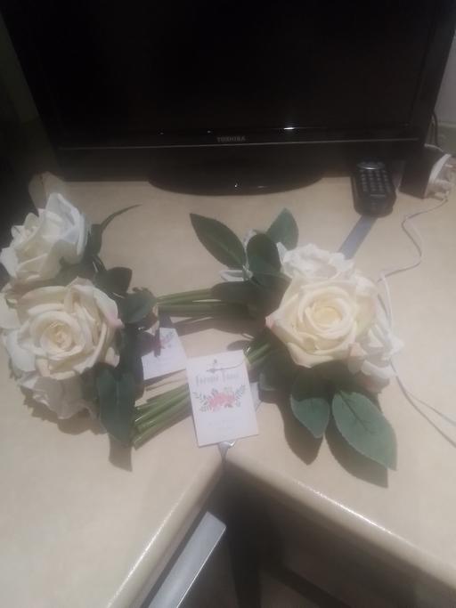 Buy & Sell Aldridge Walsall - Photos for TWO BUNCH BRAND NEW WITH TAG SILK ROSES