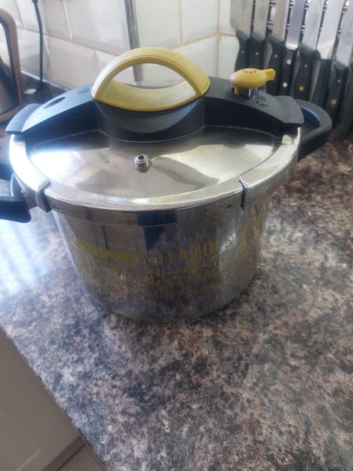 Buy & Sell Castle Vale Birmingham - Photos for heavy duty pressure cooker, s/steel with food