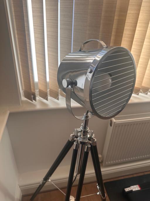 Buy & Sell South Croydon Croydon - Photos for Tripod Floor Lamp