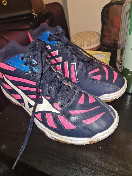 Buy & Sell Wembley Brent - Photos for Mizuno wave Hurricane 3courtshoes