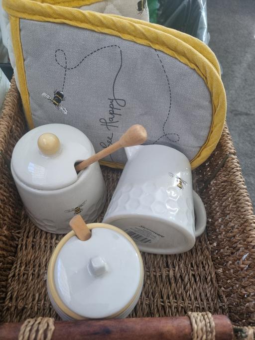 Buy & Sell Oxley Wolverhampton - Photos for lovely bee set and oven gloves