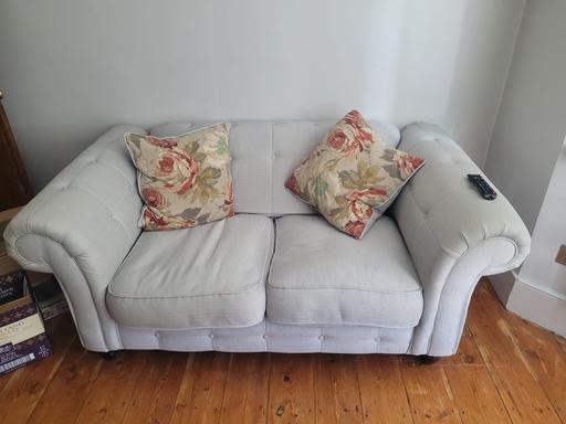 Buy & Sell South Croydon Croydon - Photos for Classic Chesterfield 2-Seater Lilac-Grey Sofa