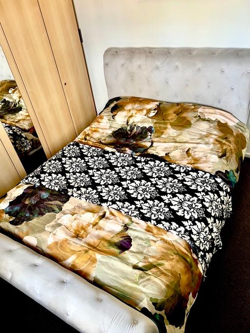 Buy & Sell Cambridge Heath East London - Photos for Beautiful kingsize velvet grey scroll bed.