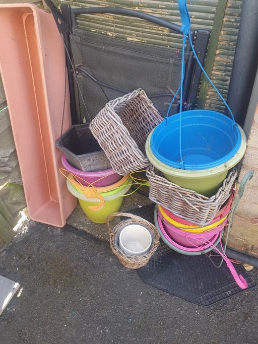 Buy & Sell Pensnett Dudley - Photos for 12 Hanging Baskets,3 Wicker Baskets & Trough