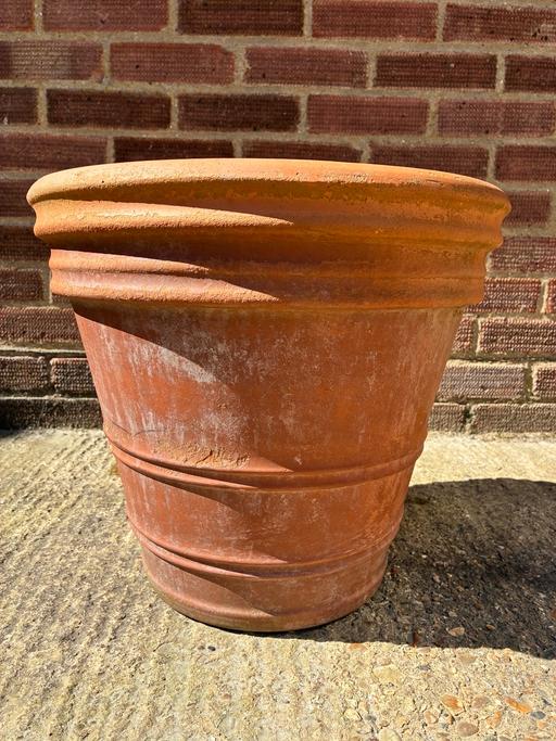 Buy & Sell Aveley Thurrock - Essex - Photos for Very large terracotta plant pot