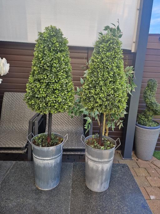 Buy & Sell Scholes Rotherham - Photos for 2 artificial plants in metal bases