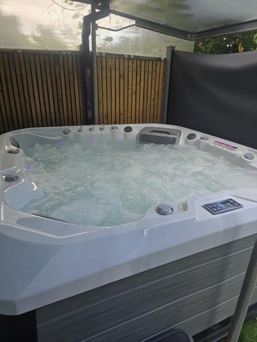 Buy & Sell Colindale North West London - Photos for 5-6 seater hot tub - excellent condition