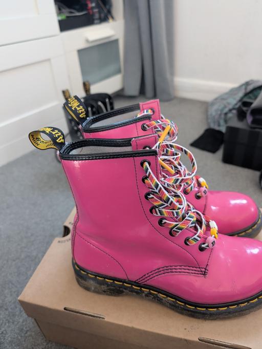 Buy & Sell Northampton West Northamptonshire - Photos for Preloved size 5 Dr Martens hot pink.