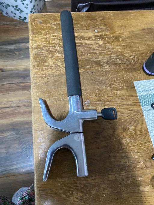 Vehicles Upper Gornal Dudley - Photos for Steering wheel lock with key