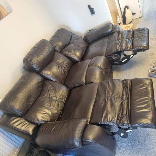 Buy & Sell Whyteleafe Tandridge - Photos for 3 seater black leather sofa electric recliner