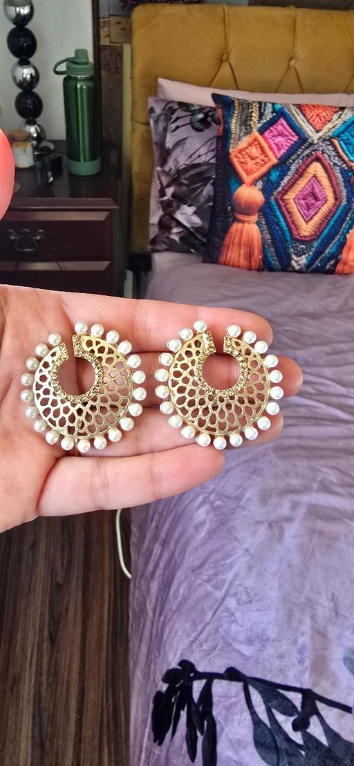 Buy & Sell Cobham Elmbridge - Photos for Elegant Royal Pearl Bali Hoop Earrings - Gold