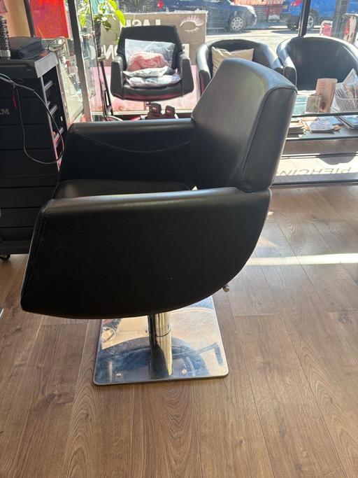 Buy & Sell Waddon South East London - Photos for Salon mirror and chair