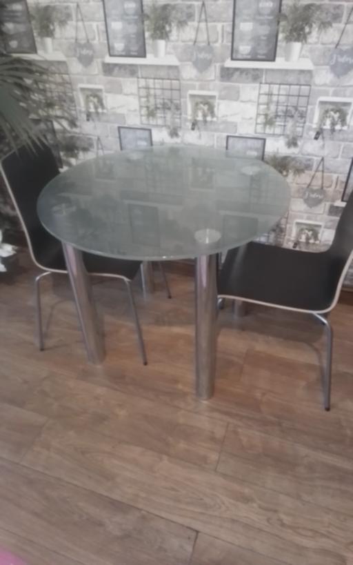 Buy & Sell Swinley Wigan - Photos for MODERN TABLE AND CHAIRS