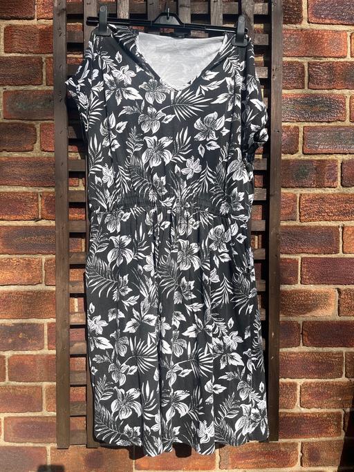 Buy & Sell Conisbrough Doncaster - Photos for Yours black floral dress size 18 with pockets