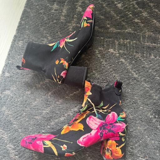 Buy & Sell Walworth South East London - Photos for Floral boots