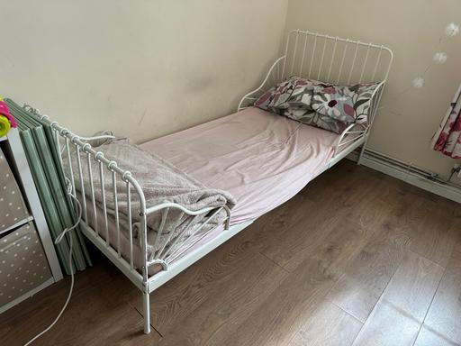 Buy & Sell Cranford Hounslow - Photos for White metal bed with mattress for sale £25