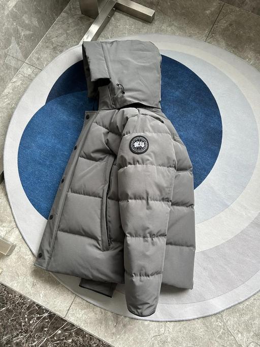 Buy & Sell Bethnal Green East London - Photos for Grey Canada goose black badge with fur
