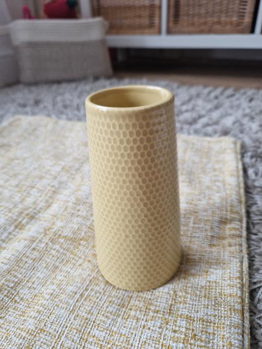 Buy & Sell Hall Green Birmingham - Photos for yellow honeycomb vase & cushion set