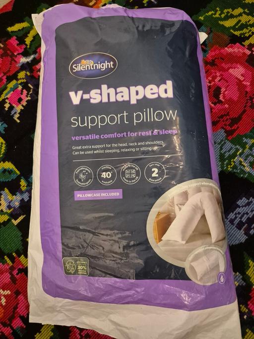 Buy & Sell Penn Fields Wolverhampton - Photos for v shaped pillow with pillowcase
