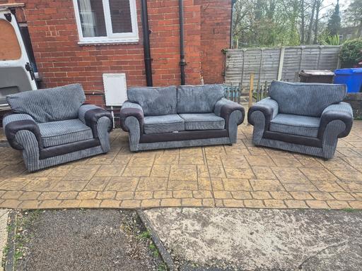 Buy & Sell Longley Sheffield - Photos for Grey/Black 2 seater sofa and 2 matching chair