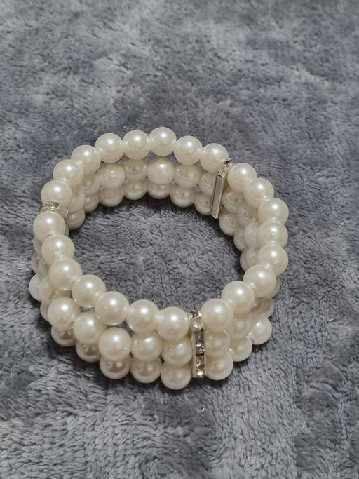 Buy & Sell Grafton Street Industrial Estate West Northamptonshire - Photos for Pearl bracelet