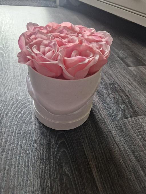 Buy & Sell Scholes Rotherham - Photos for A box of artificial roses with lid