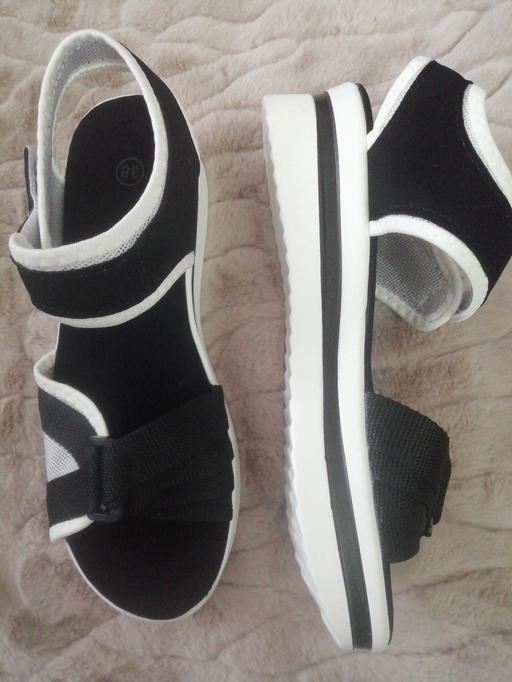 Buy & Sell Heath Town Wolverhampton - Photos for New size 5 ladies velcro sandals