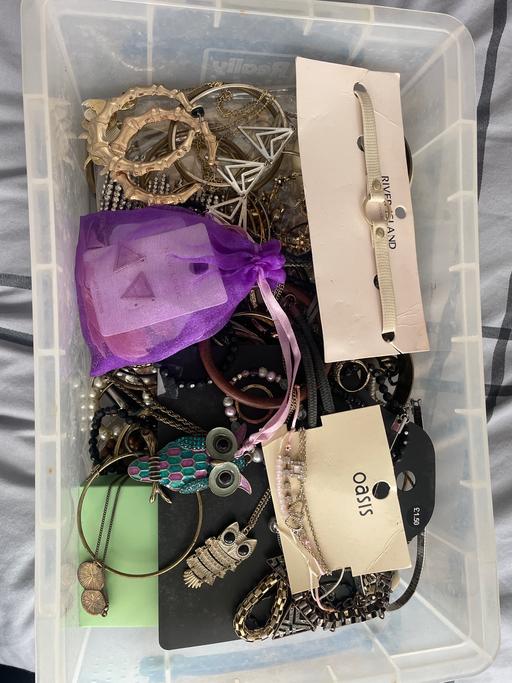 Buy & Sell Rowley Village Sandwell - Photos for Box of costume jewellery
