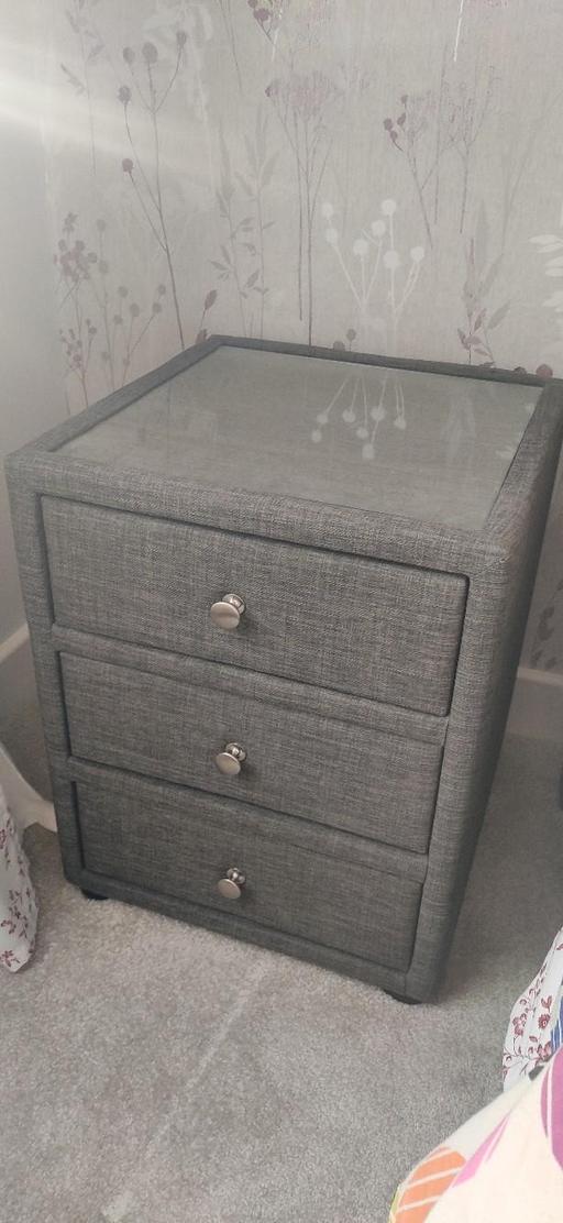 Buy & Sell Horley Reigate and Banstead - Photos for Glass top 3 Drawer bedside Table